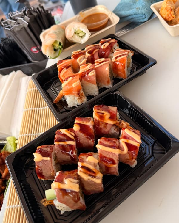 Twee schalen met afgewerkte sushirolls, klaar om te serveren