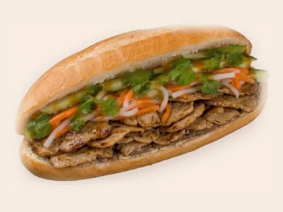 Vietnamese baguette met gegrild vlees, komkommer, wortel en koriander
