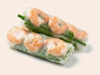 Twee Vietnamese summerrolls met garnaal en bieslook in rijstpapier