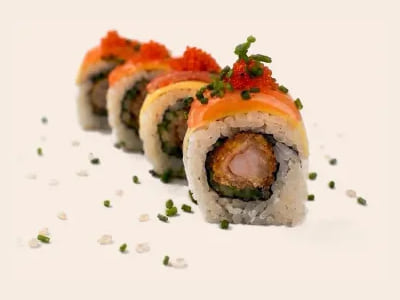 Red passion roll met zalm, tonijn en zalmkuit, in stukken naast elkaar