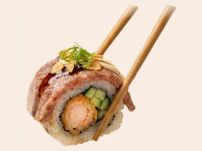 Surf en turf roll met geflambeerde rib-eye en gefrituurde garnaal, met eetstokjes